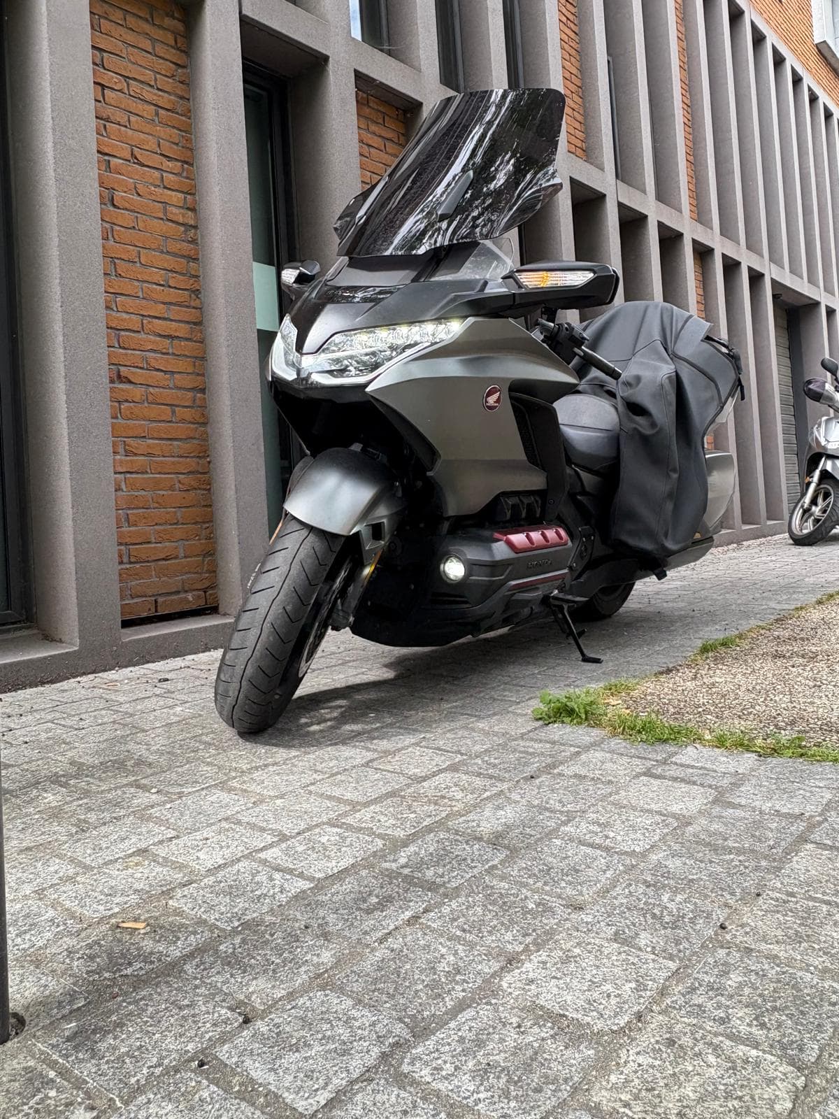 Honda Gold Wing MT-Driver garée devant un immeuble parisien, prête pour une course de taxi moto