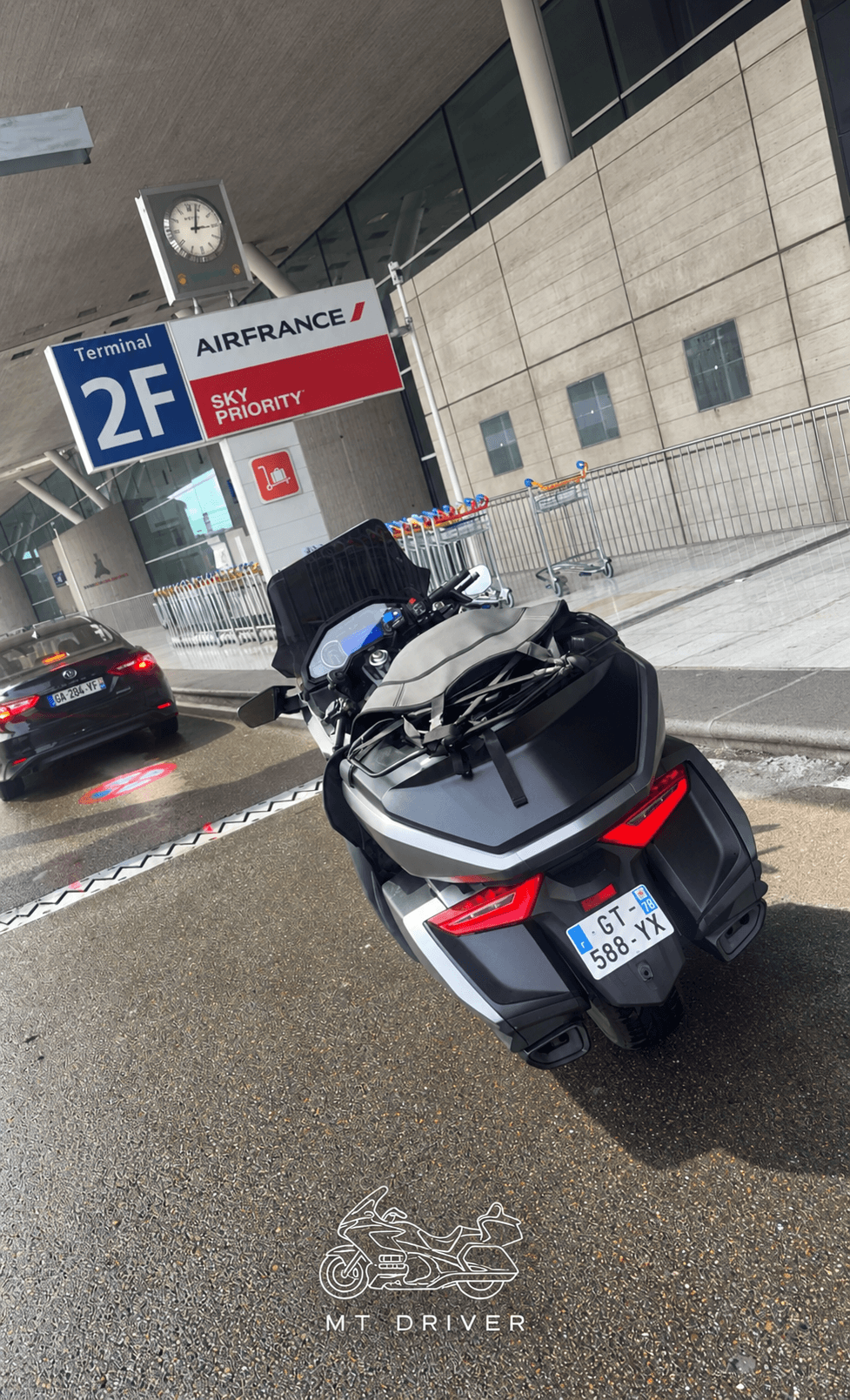 Moto MT-Driver garée devant le terminal 2F de l’aéroport Charles-de-Gaulle