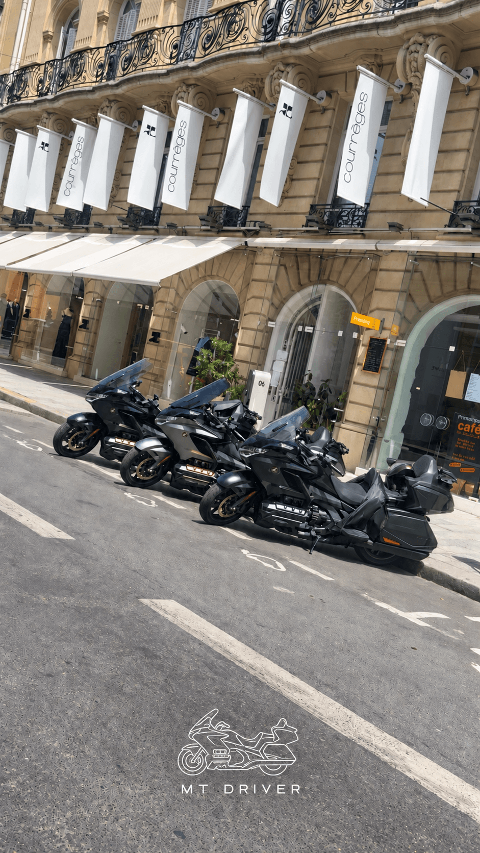 Flotte de trois Honda Gold Wing MT-Driver garées rue François 1er à Paris