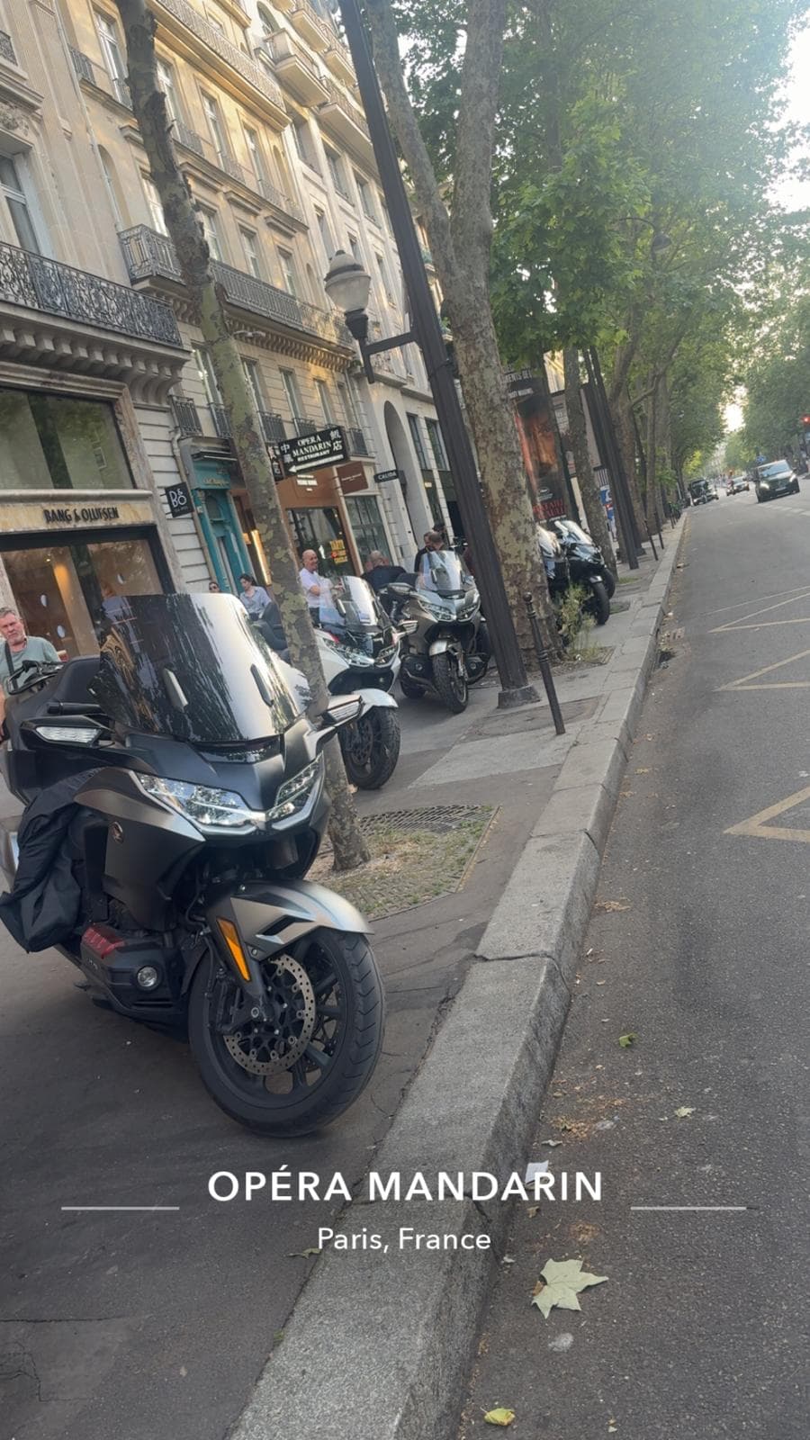 Moto MT-Driver dans une rue parisienne près de l’Opéra, pour un rendez-vous d’affaires