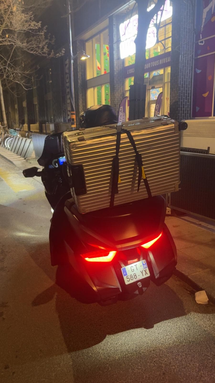 Valise rigide sanglée à l'arrière d'une moto MT-Driver
